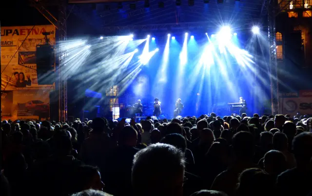 event lighting system structure for live shows showing controller dmx splitter beam wash fixtures and power distribution