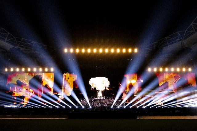 large scale stage lighting installation system showing controller dmx splitter power distribution and multiple fixtures layout