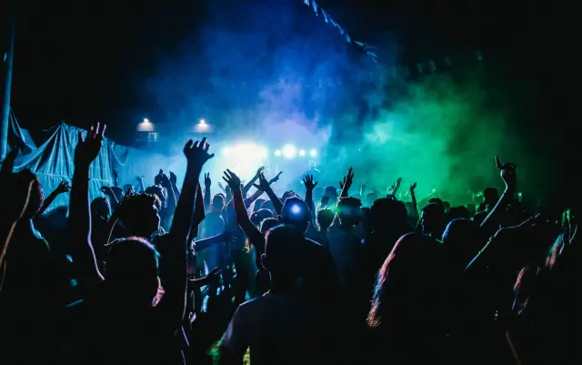 best club lighting setup for djs and nightclub venues showing moving head beam lights wash lights laser lights and booth lighting layout