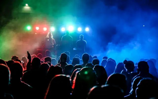 club lighting design guide for nightclubs and dance floors showing beam lights wash lights dance floor layout booth focus and layered nightclub lighting system