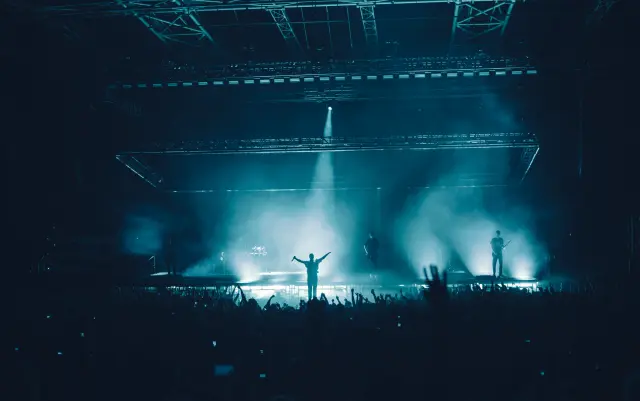 concert moving head lights for large scale stage events showing beam moving head lights profile moving heads wash fixtures and large concert stage lighting layout