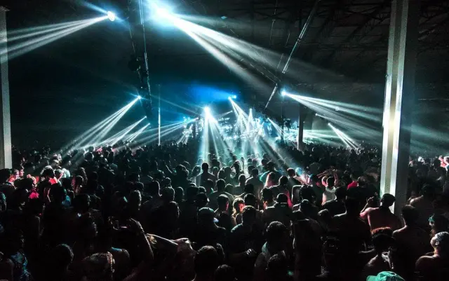concert stage lighting setup for touring performances showing modular truss rig moving head lights touring stage wash beams and transport-ready concert lighting design