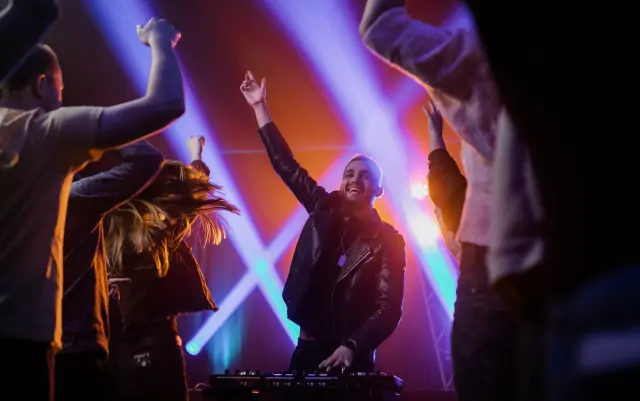 dj lighting system setup including moving head lights dj laser lights led bar and club lighting system