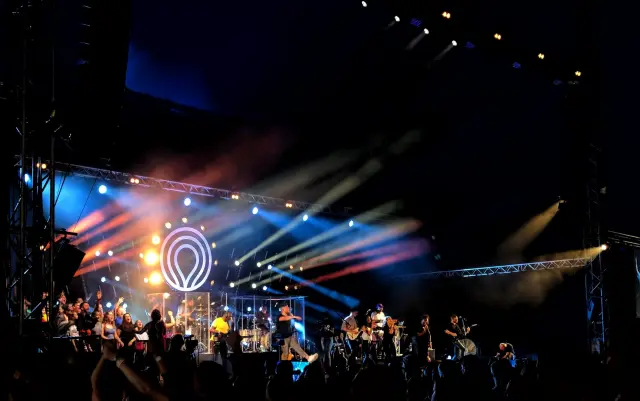 dj lighting truss setup for clubs and stage use showing truss structure moving head lights led wash lights laser lights and signal routing