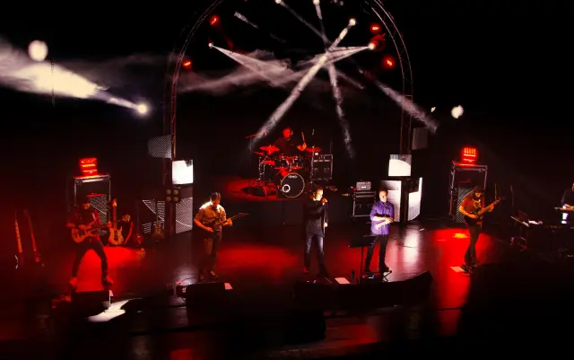 how to choose concert stage lights for touring projects showing beam moving head lights wash fixtures profile lights and modular touring concert lighting setup