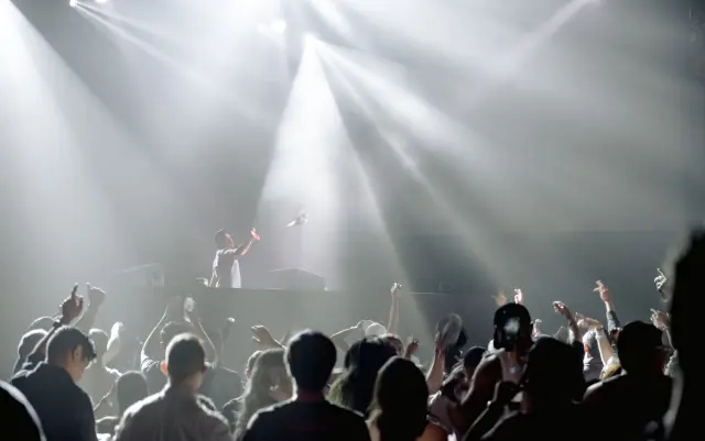 how to design club lighting systems for dj booths showing led bars matrix lights wash lighting and nightclub booth lighting layout