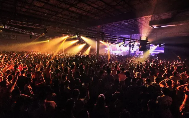 how to design concert lighting systems for large stage shows showing concert moving head lights truss rig stage wash beams and large concert stage lighting layout