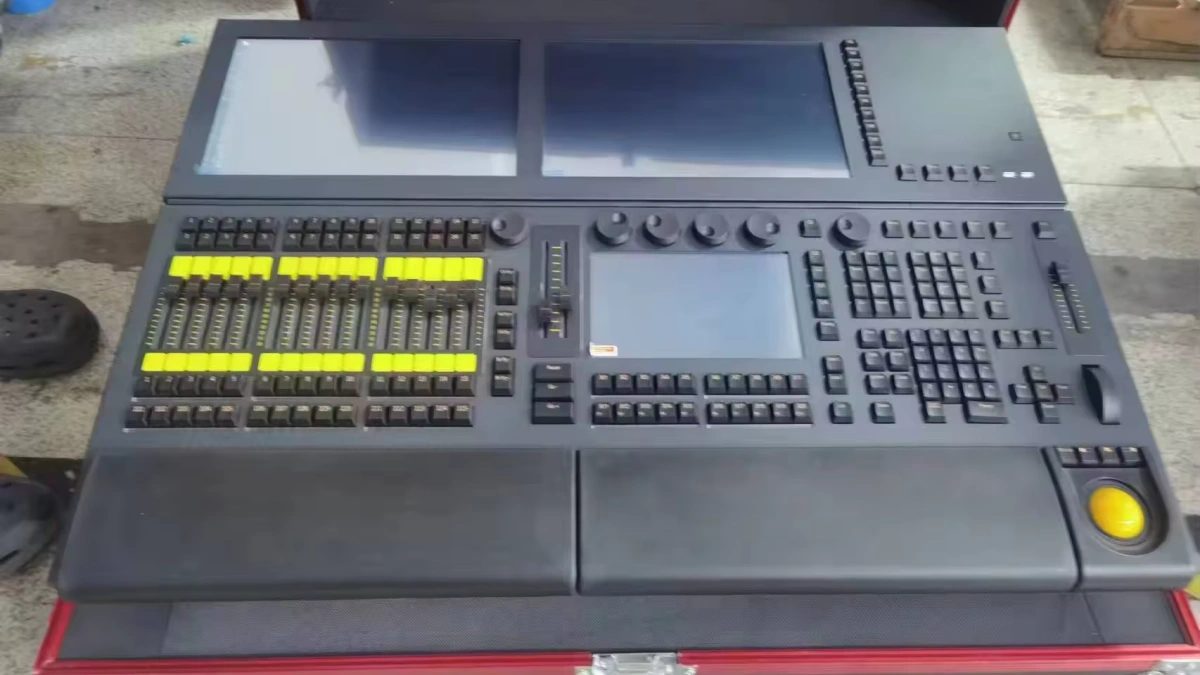 ma2 lighting control console front interface used for concert stage lighting programming and system control