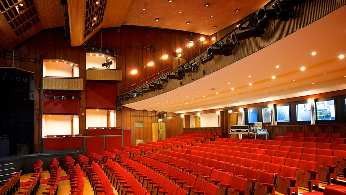 theatre stage wash lighting system for dramatic scene illumination and stage atmosphere