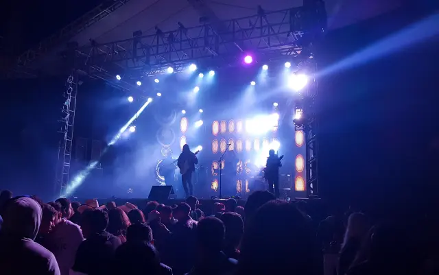 sound activated dj lighting systems for club events showing moving head lights sound response effects wash lighting and automatic nightclub event setup