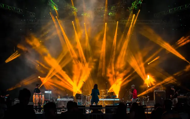 wireless event lighting system showing wireless dmx transmitter receiver stage lighting fixtures and flexible setup